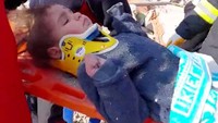 Seorang anak diselamatkan dari puing-puing setelah 150 jam setelah gempa bumi di Hatay, Turki, 12 Februari 2023.