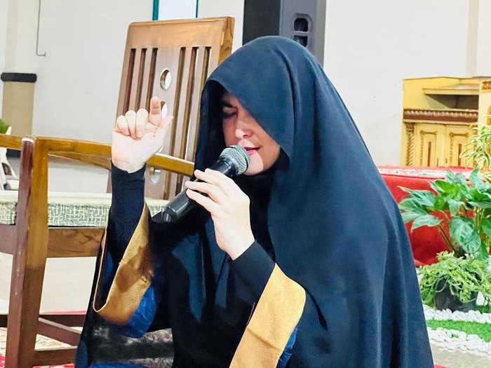 Umi Yuni, istri pertama mendiang Ustaz Arifin Ilham.