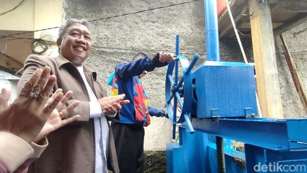 Wali Kota Jakarta Timur Muhammad Anwar (jaket biru) dan anggota Komisi D DPRD Provinsi DKI Jakarta Abdurrahman Suhaimi di lokasi acara warga RW 11, Pondok Bambu, Jakarta Timur, Minggu (12/2/2023). (Dwi Rahmawati/detikcom)