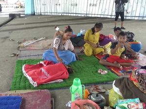 Rumahnya Terendam, Puluhan Warga Subang Ngungsi di Bawah Flyover