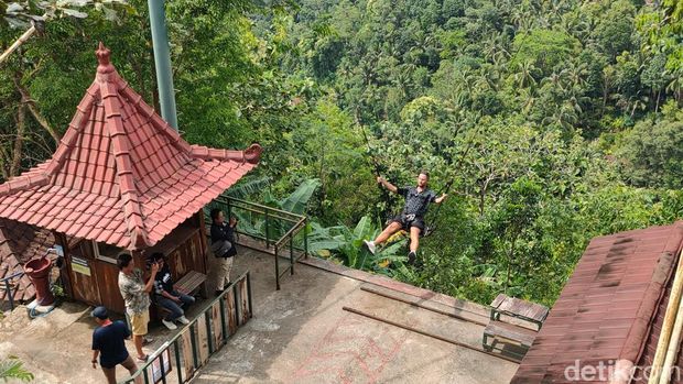 Wisatawan mencoba ayunan raksasa di Pulepayung, Kulon Progo.