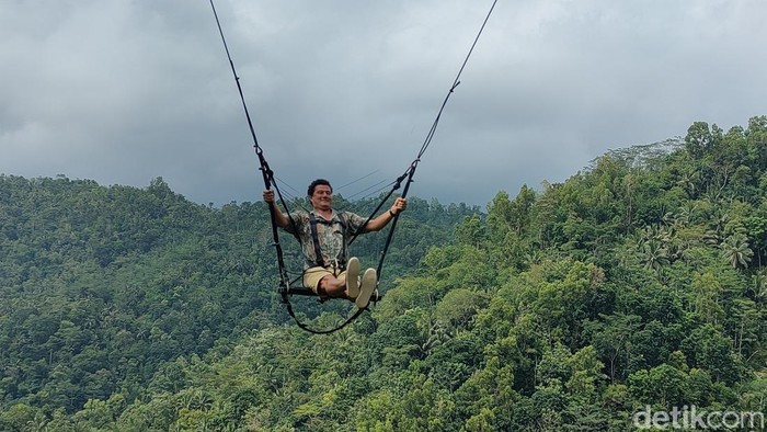 Wisatawan mencoba ayunan raksasa di Pulepayung, Kulon Progo.