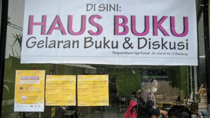 Pengunjung mengamati koleksi buku pada pameran Haus Buku di Perpustakaan Ajip Rosidi, Bandung, Jawa Barat, Minggu (12/2/2023). Pameran yang memamerkan koleksi buku sejarah, fiksi, ilmiah dan surat-surat dari pengarang tersebut digelar untuk meningkatkan minat baca masyarakat ditengah disrupsi digital. ANTARA FOTO/Raisan Al Farisi/YU