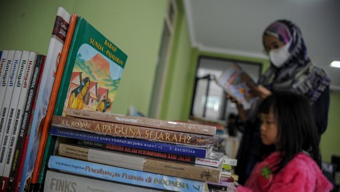 Yuk Membaca di Pameran Haus Buku Bandung Pengunjung mengamati koleksi buku pada pameran Haus Buku di Perpustakaan Ajip Rosidi, Bandung, Jawa Barat, Minggu (12/2/2023). Pameran yang memamerkan koleksi buku sejarah, fiksi, ilmiah dan surat-surat dari pengarang tersebut digelar untuk meningkatkan minat baca masyarakat ditengah disrupsi digital. ANTARA FOTO/Raisan Al Farisi/YU