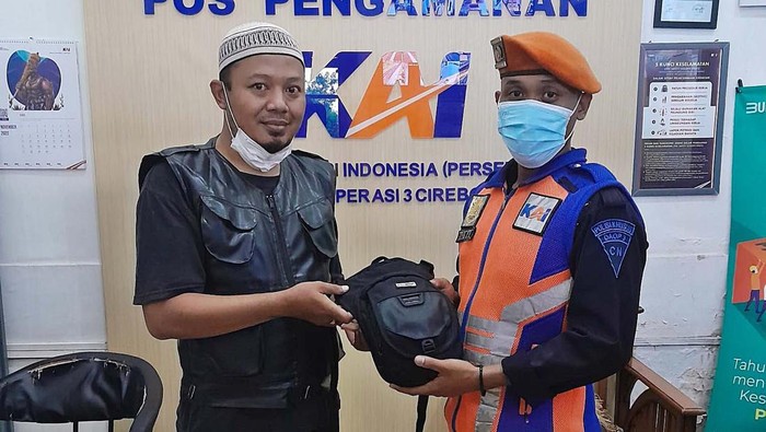 PT KAI memiliki sistem layanan Lost and Found. Sepanjang 2022, terdapat 4.984 ribu barang temuan dengan nilai Rp4.054.600.969 berhasil KAI amankan.