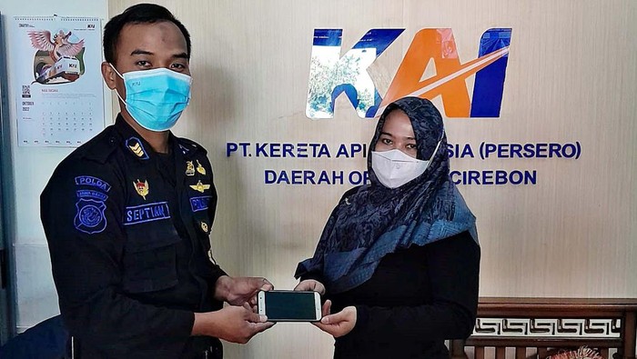 PT KAI memiliki sistem layanan Lost and Found. Sepanjang 2022, terdapat 4.984 ribu barang temuan dengan nilai Rp4.054.600.969 berhasil KAI amankan.