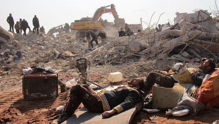 Aksi Relawan White Helmets, Ujung Tombak SAR Korban Gempa di Suriah White Helmets members rest on day five of the rescue operations after a massive earthquake in Jandaris, Syria February 10, 2023 in this image obtained from social media. White Helmets via REUTERS THIS IMAGE HAS BEEN SUPPLIED BY A THIRD PARTY. MANDATORY CREDIT. NO RESALES. NO ARCHIVES