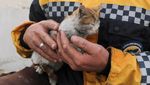 Aksi Relawan White Helmets, Ujung Tombak SAR Korban Gempa di Suriah
