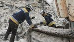 Aksi Relawan White Helmets, Ujung Tombak SAR Korban Gempa di Suriah