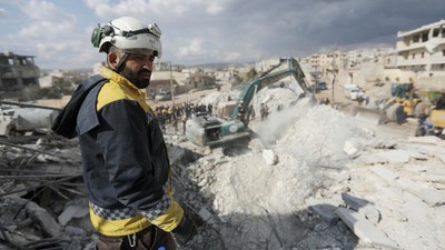 Aksi Relawan White Helmets, Ujung Tombak SAR Korban Gempa di Suriah