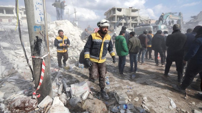 Aksi Relawan White Helmets, Ujung Tombak SAR Korban Gempa di Suriah Abdel Qader Abdelrahman, a volunteer at the Syria Civil Defence (White Helmets), stands at the site of damaged buildings in the aftermath of an earthquake, in the rebel-held town of Jandaris, Syria February 10, 2023. REUTERS/Khalil Ashawi