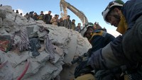 White Helmets (Helm Putih) merupakan pasukan sipil rakyat Suriah yang berjuang melakukan evakuasi korban gempa di Suriah. White Helmets/REUTERS  
