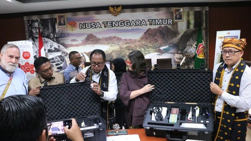 Australia menyerahkan alat deteksi ASF kepada NTT. (Istimewa)
