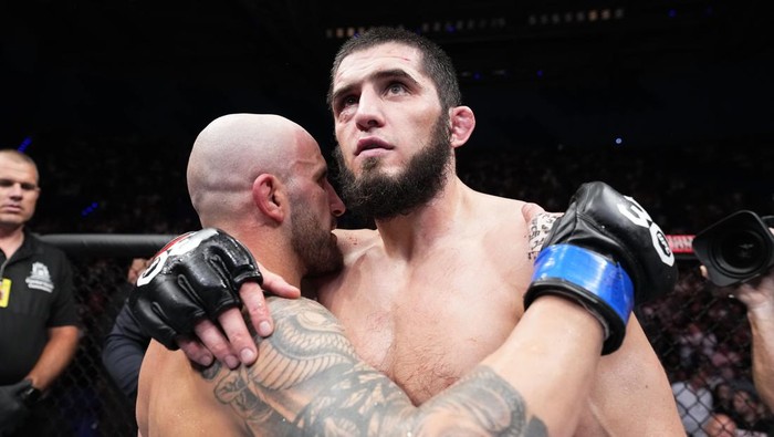 PERTH, AUSTRALIA - FEBRUARY 12: (R-L) Islam Makhachev of Russia and Alexander Volkanovski of Australia talk after their UFC lightweight championship fight during the UFC 284 event at RAC Arena on February 12, 2023 in Perth, Australia. (Photo by Chris Unger/Zuffa LLC via Getty Images)