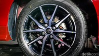 Velg Agya GR Sport menggunakan velg 15 inch. Foto: Ridwan Arifin