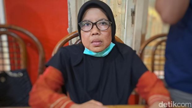 Ana, pekerja di RSMH Palembang yang anaknya diduga korban malpraktik usus buntu. (Prima Syahbana/detikSumut)