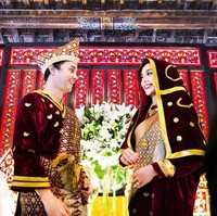 Baju bernama Kuruang Batabue ini merupakan warisan mendiang ibu Tika Bravani saat dulu menikah. Baju pengantin berwarna merah marun dengan aksen emas. Foto: Instagram/@why_moments