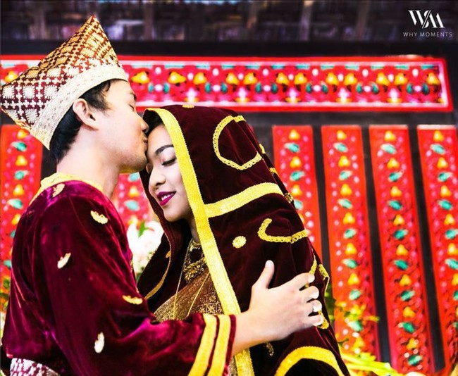 Saat menikah dengan Dimas Aditya, Tika Bravani memakai busana adat Koto Gadang. Busana tampak megah lengkap dengan kerudungnya. Foto: Instagram/@why_moments