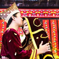 Saat menikah dengan Dimas Aditya, Tika Bravani memakai busana adat Koto Gadang. Busana tampak megah lengkap dengan kerudungnya. Foto: Instagram/@why_moments