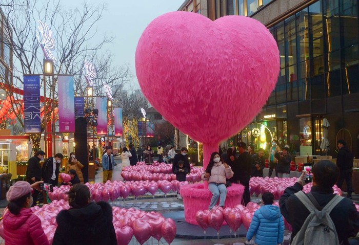 Dalam menyambut hari kasih sayang, ada sebuah instalasi berbentuk cinta serta dikelilingi balon hati di Shanghai, China. Nih fotonya.