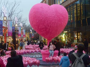 Tradisi Valentine di 10 Negara, Ada Sendok Cinta-Hati Kertas di Lengan