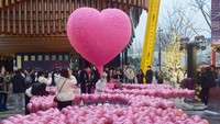 Warnanya yang mencolok membuat instalasi itu begitu menarik, yakni keduanya berwarna merah muda atau pink.