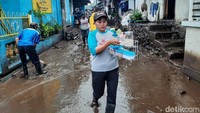 Warga mencoba menyelamatkan barangnya yang masih bisa dimanfaatkan (Foto: Chuk S Widarsha)