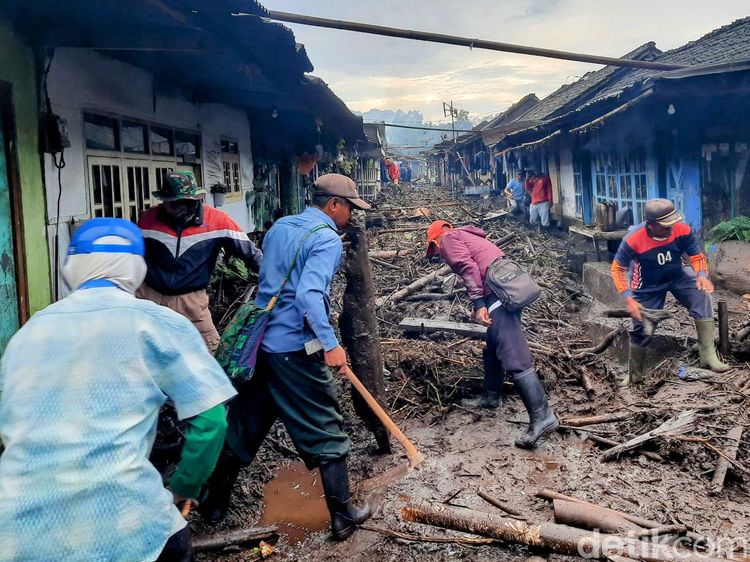 Dahsyatnya Banjir Bandang Terjang Bondowoso Bawa Material Lumpur dan Kayu