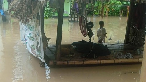 Banjir bandang di Dusun Bengkang, Desa Buwun Mas, Kecamatan Sekotong, Lombok Barat, Senin (13/2/2023). (Foto: istimewa)