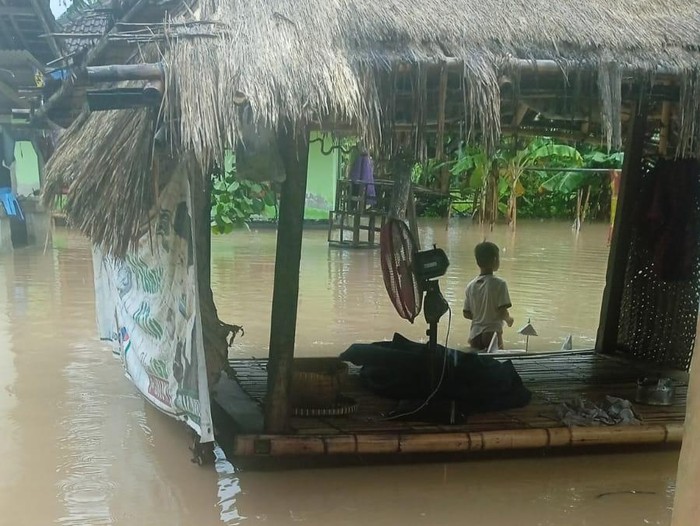 Banjir bandang di Dusun Bengkang, Desa Buwun Mas, Kecamatan Sekotong, Lombok Barat, Senin (13/2/2023). (Foto: istimewa)