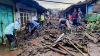 Banjir Bandang Terjang Ijen Bondowoso Sisakan Material Lumpur-Kayu