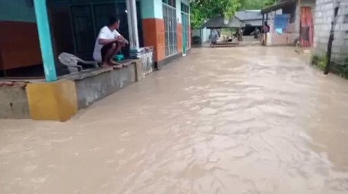 Ratusan rumah warga di empat desa di Kecamatan Sekotong, Lombok Barat, NTB, terdampak banjir bandang pada Senin (13/2/2023).