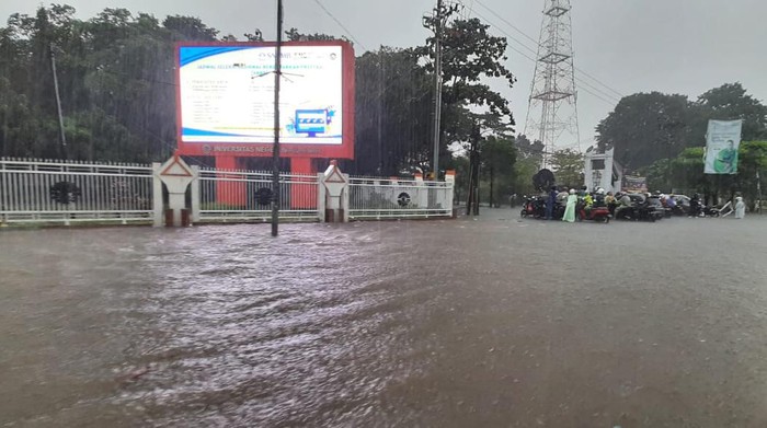 Banjir di Jalan AP Pettarani, Makassar.