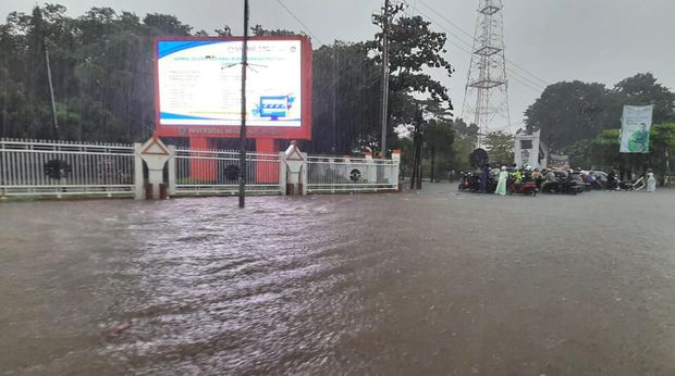 Banjir di Jalan AP Pettarani, Makassar.