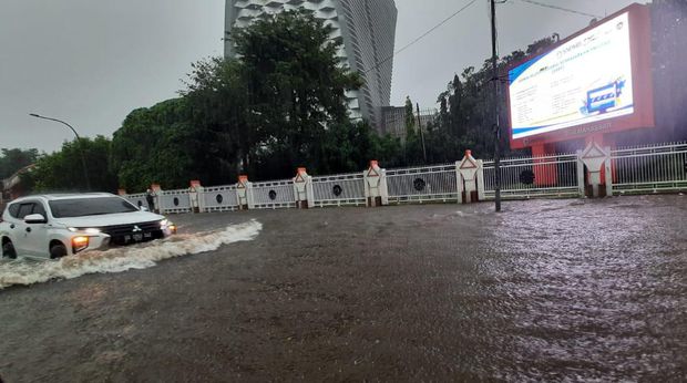 Banjir di Jalan AP Pettarani, Makassar.