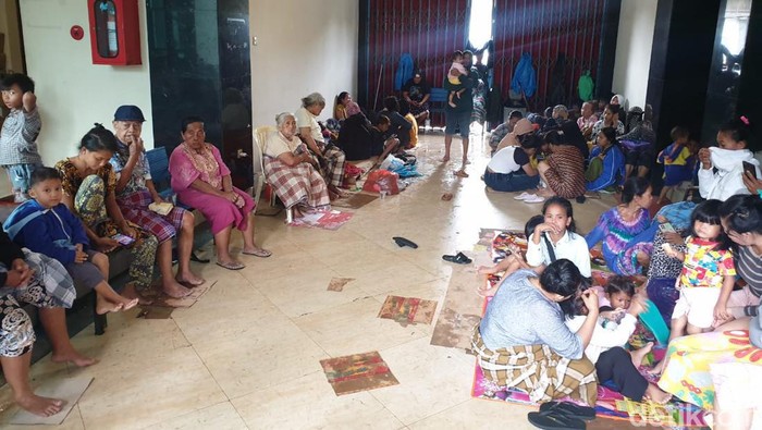 Banjir merendam sejumlah wilayah di Makassar, Sulsel, Senin (13/2/2023). Warga di Kelurahan Maricaya Baru mulai mengungsi.