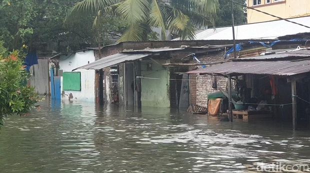 Banjir merendam sejumlah wilayah di Makassar, Sulsel, Senin (13/2/2023). Warga di Kelurahan Maricaya Baru mulai mengungsi.