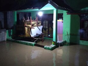 Banjir Bandang Rendam Satu Desa di Woja