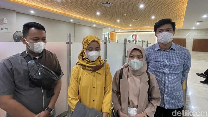 Bareskrim Polri memeriksa satu orang tua korban gagal ginjal akut, DM dan AR, untuk membahas terkait dugaan obat yang menyebabkan gagal ginjal akut pada anak. (Silvia Ng/detikcom)