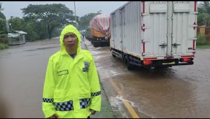 Kondisi Jalur Poros Parepare-Makassar di Desa Pancana, Kabupaten Barru, Sulawesi Selatan (Sulsel) ikut terendam banjir.