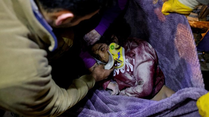 SENSITIVE MATERIAL. THIS IMAGE MAY OFFEND OR DISTURB    Rescuers attend to survivor Zeynep Ugurlu, 11, in the aftermath of a deadly earthquake, in Hatay, Turkey February 12, 2023. REUTERS/Kemal Aslan