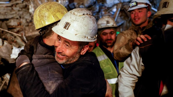 SENSITIVE MATERIAL. THIS IMAGE MAY OFFEND OR DISTURB    Rescuers attend to survivor Zeynep Ugurlu, 11, in the aftermath of a deadly earthquake, in Hatay, Turkey February 12, 2023. REUTERS/Kemal Aslan