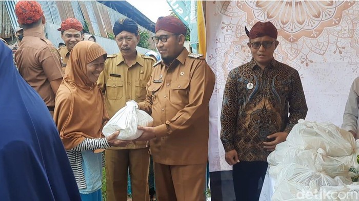 Bupati Sumenep melakukan operasi pasar