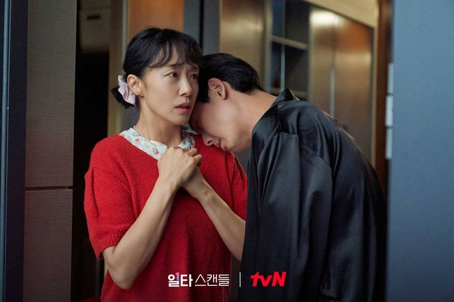 Apakah gaya Jeon Do Yeon dalam drama ini benar-benar cantik? Bisakah Jeon Do Yeon dianggap cantik? Usia Jeon Do Yeon tidak cocok dengan karakternya. Dia berusia 50 tahun tetapi berakting sebagai wanita berusia 30-an. komentar sejumlah netizen Korea. Foto: dok. tvN