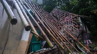 Rumah yang ambruk ini berada di Desa Pasir Tanjung, Lebak, Banten, Minggu (12/2/2023). Rumah tersebut ambruk akibat hujan deras dan angin kencang.
