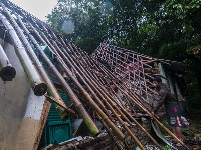 Rumah Ambruk Akibat Hujan Deras dan Angin Kencang di Lebak