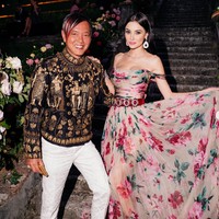 Meski begitu, keduanya tampak begitu stylish. Power couple ini sering menghadiri acara-acara fashion show dengan busana glamour. Foto: dok. Instagram/@deborahhung