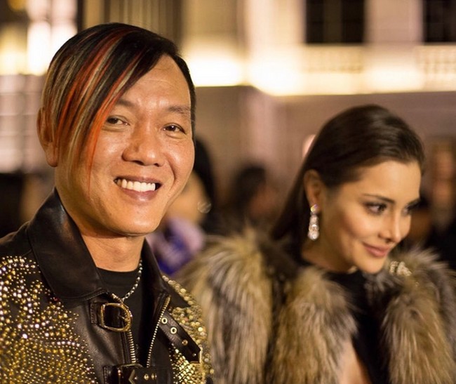 Tatanan rambut miliarder 64 tahun itu pun memiliki ciri khas sendiri. Poninya dicat warna-warni yang membuatnya tampil beda di usianya yang sudah kepala 6.Foto: dok. Instagram/@deborahhung