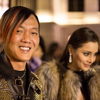 Tatanan rambut miliarder 64 tahun itu pun memiliki ciri khas sendiri. Poninya dicat warna-warni yang membuatnya tampil beda di usianya yang sudah kepala 6.Foto: dok. Instagram/@deborahhung