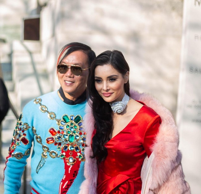 Soal fashion, Stephen Hung bisa dibilang berani dalam berpenampilan. Seperti dalam penampilannya ini ia menggunakan sweater dengan aksesori bling-bling dan tampil mengenakan dasi di bagian dalamnya. Foto: dok. Instagram/@deborahhung